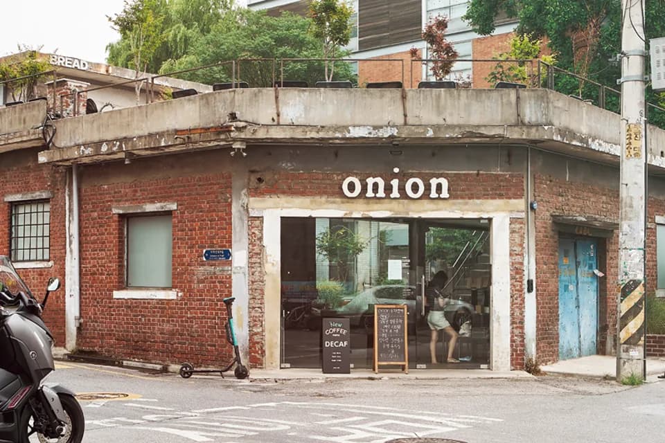 붉은 벽돌 건물 모서리에 'onion' 간판이 걸린 어니언 성수 외관